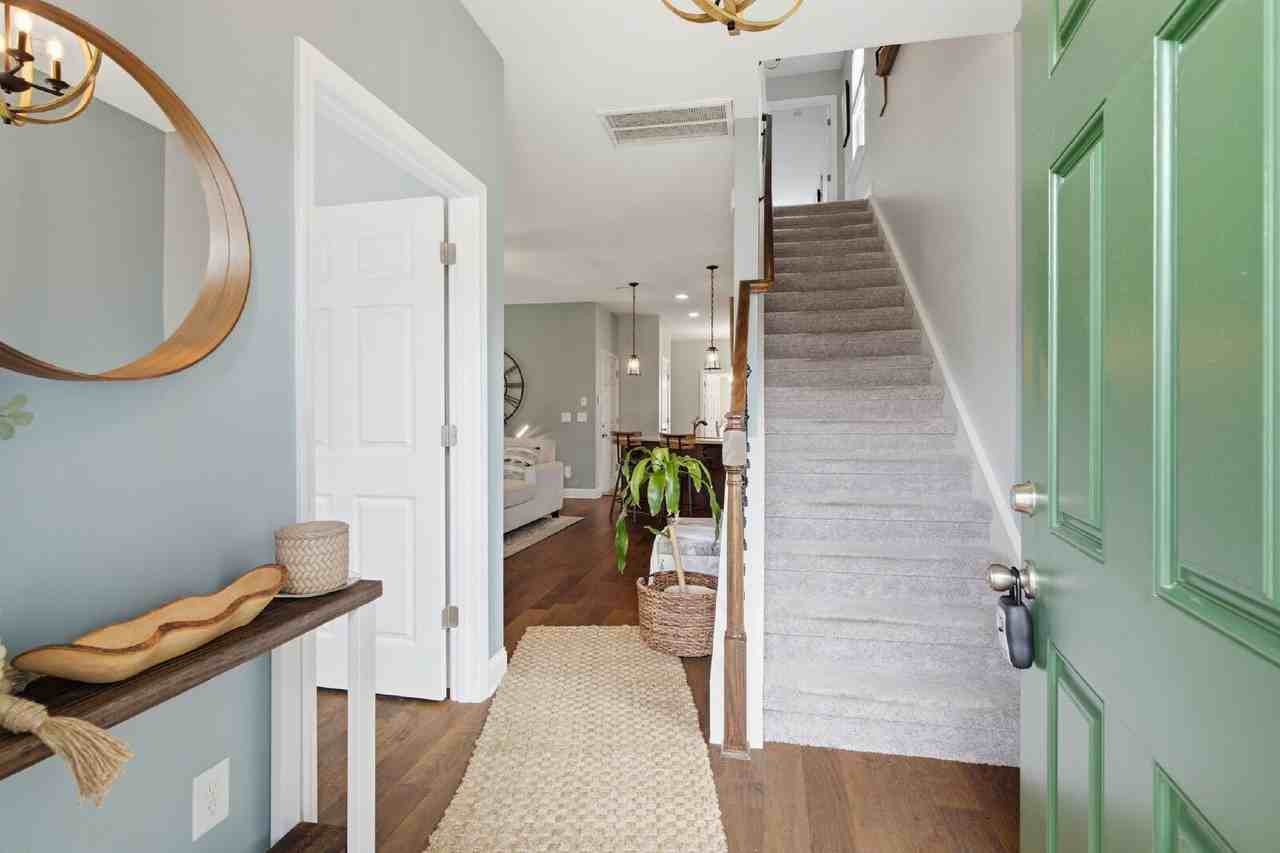 313 Cloverbrook Way - Photo 4 of 33