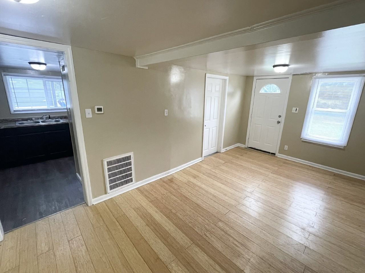 3228 S State Ave - Photo 4 of 8