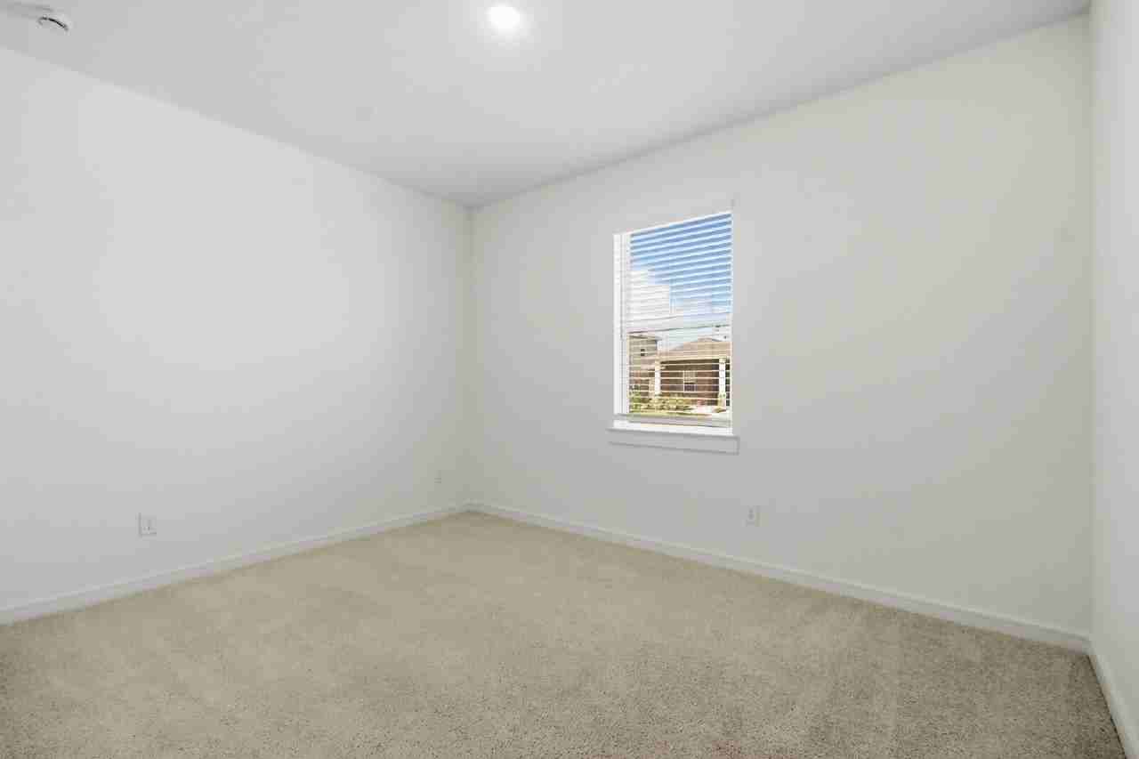 8427 Bay Ridge Cir - Photo 3 of 25