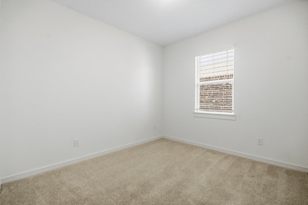 8427 Bay Ridge Cir - Photo 5 of 25