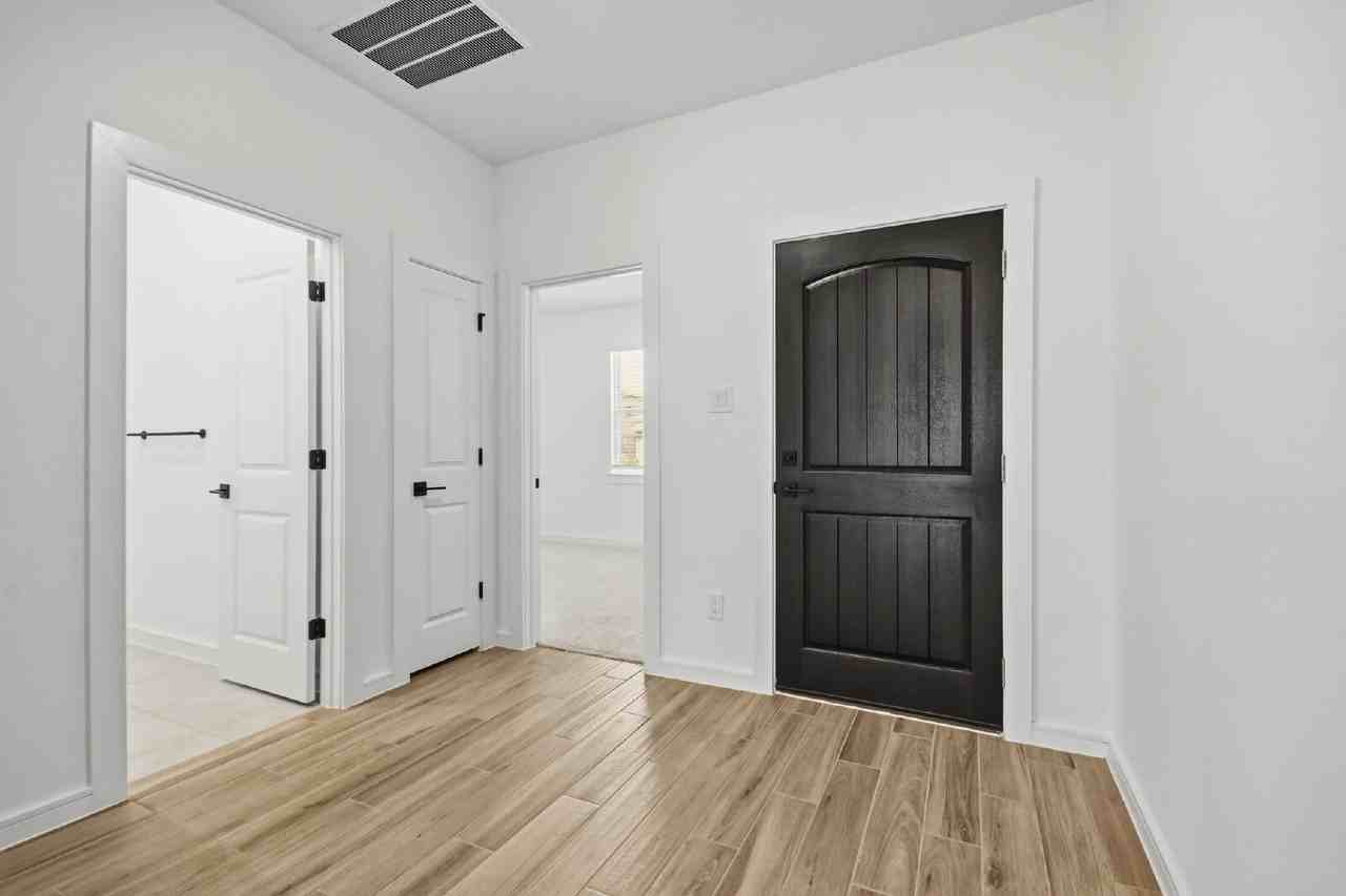 8427 Bay Ridge Cir - Photo 6 of 25