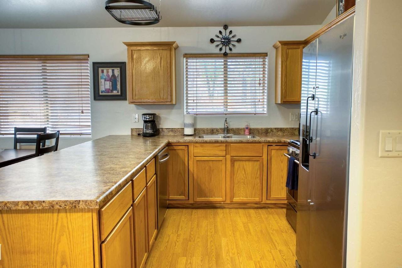 901 N 24th Dr - Photo 3 of 16