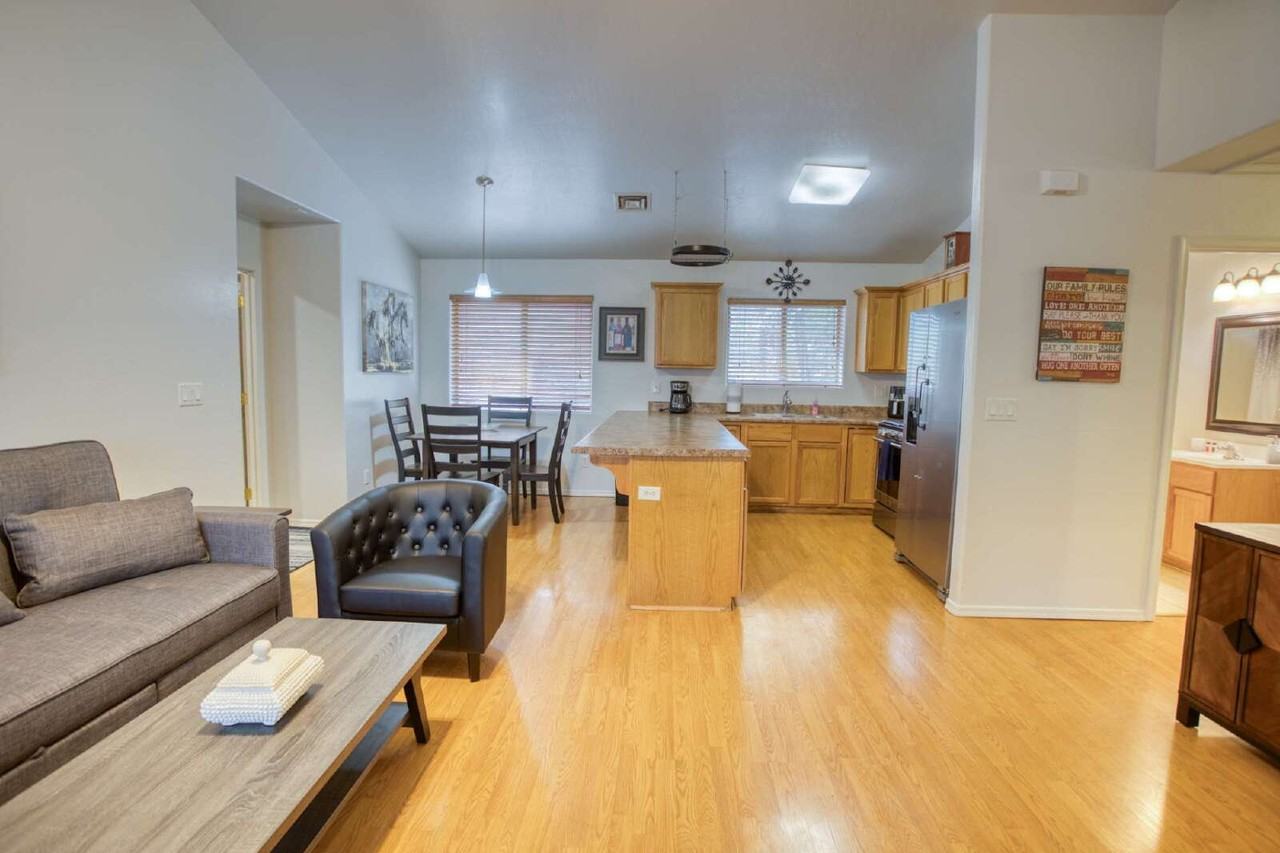 901 N 24th Dr - Photo 4 of 16