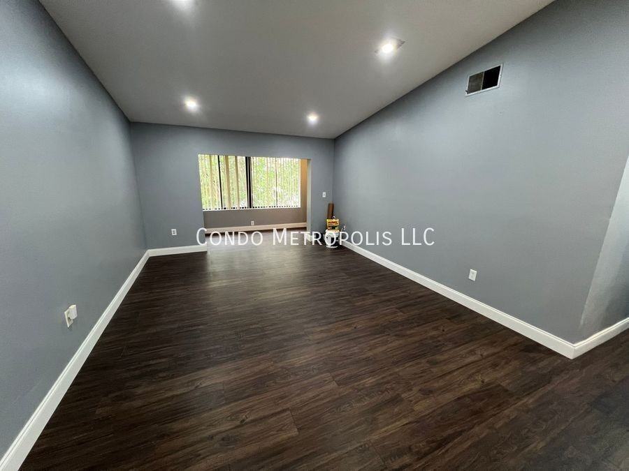 5039 Vineland Rd - Photo 2 of 18