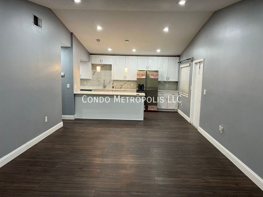 5039 Vineland Rd - Photo 3 of 18