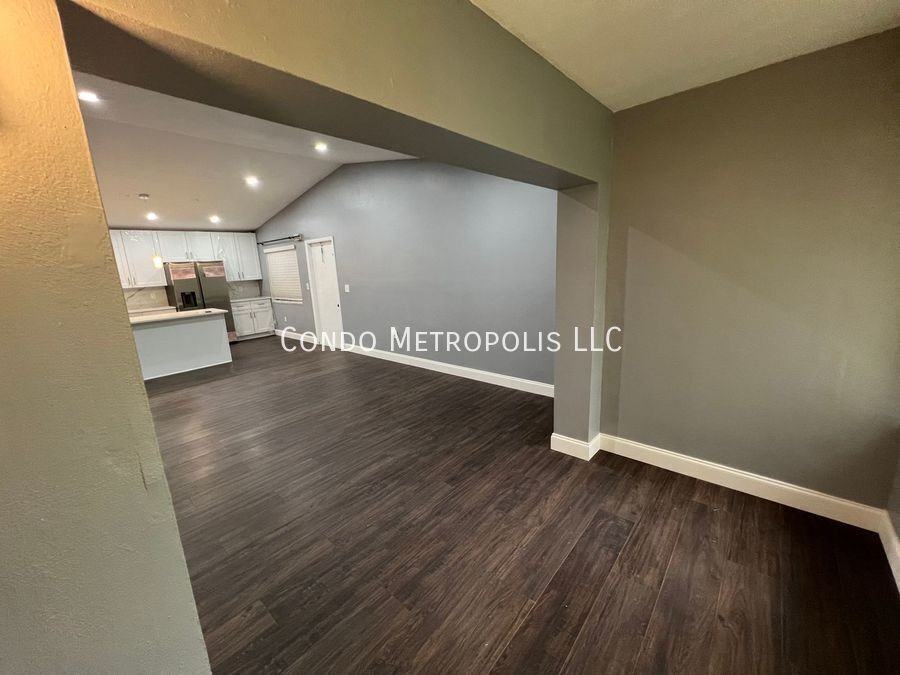 5039 Vineland Rd - Photo 5 of 18