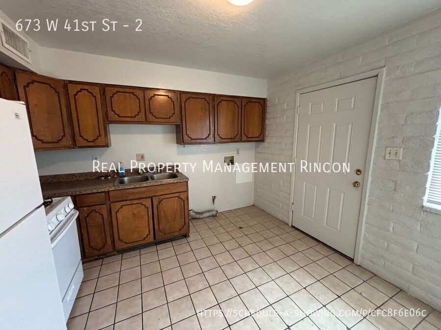 673 W 41st St #2 - Photo 4 of 9