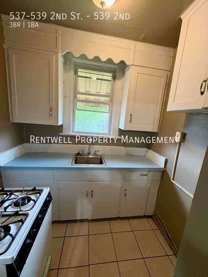 537 2nd St #539-2nd - Photo 7 of 17