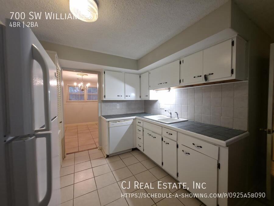 700 Sw Williams St - Photo 3 of 8