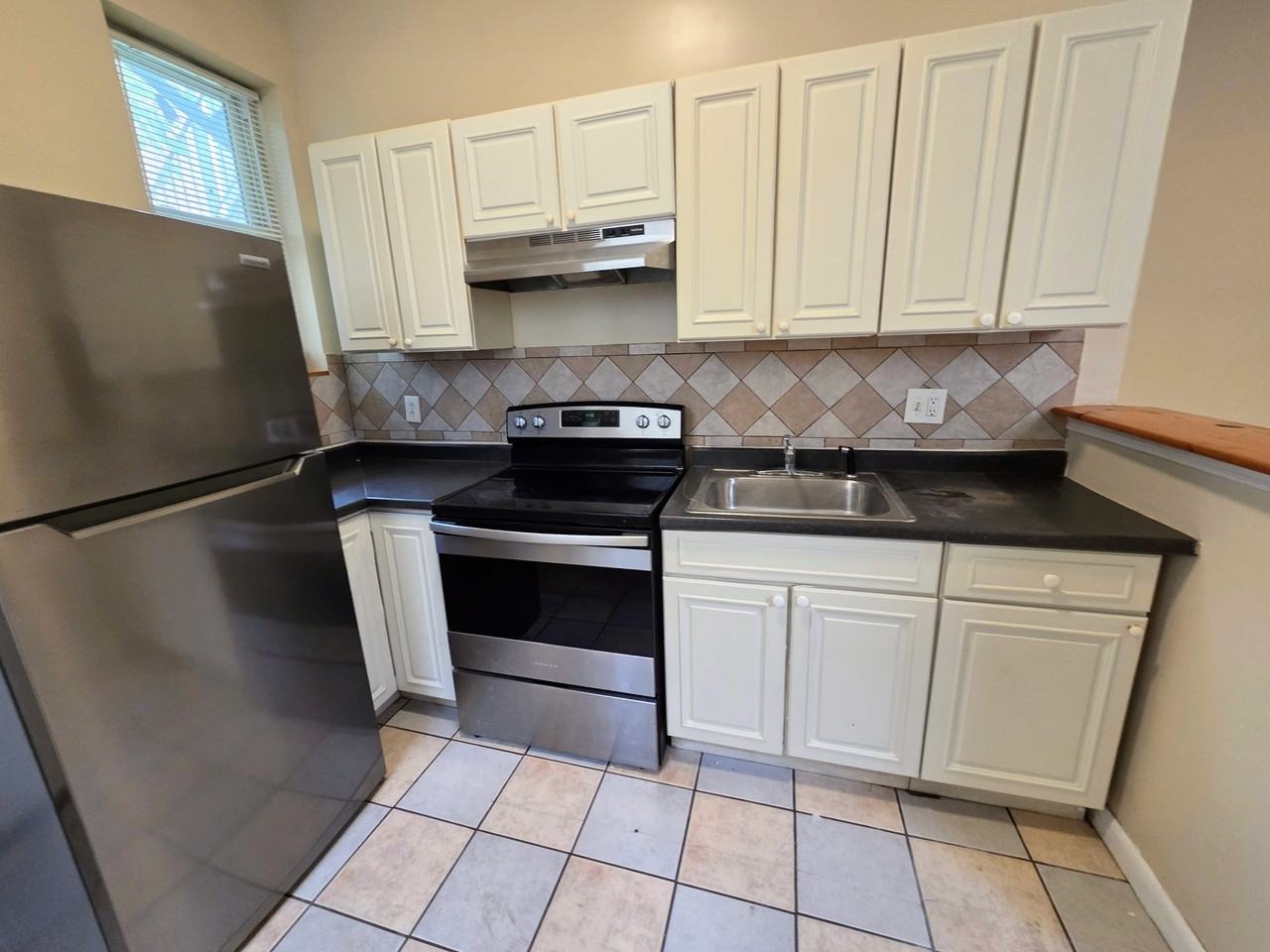 1323 W Butler St #1stFL - Photo 3 of 15