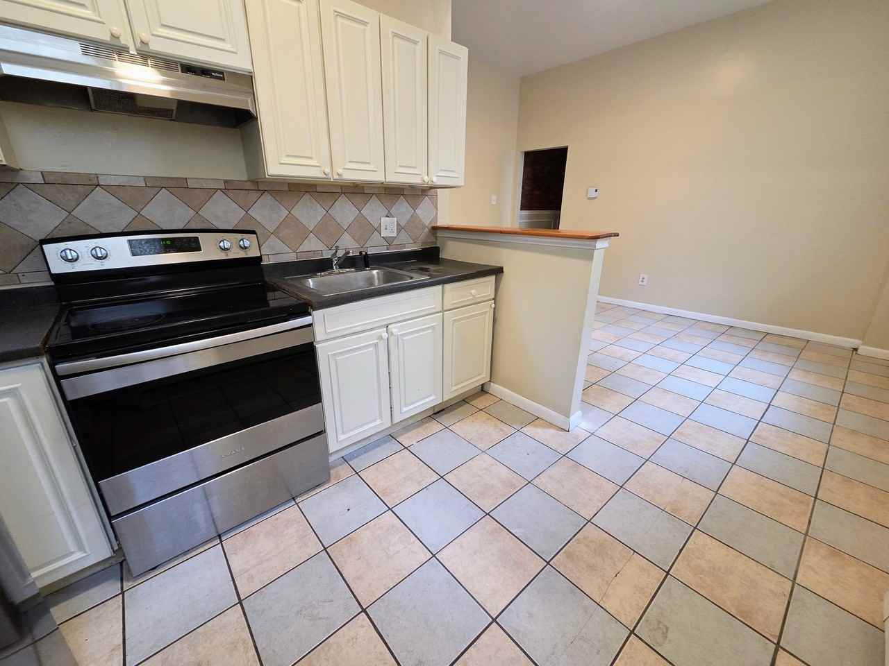 1323 W Butler St #1stFL - Photo 4 of 15