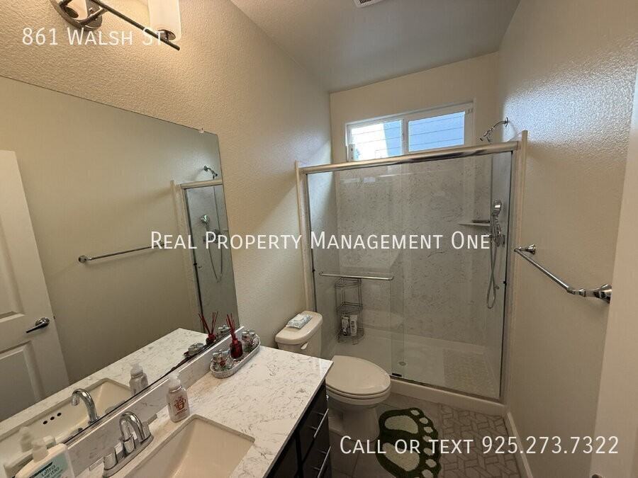 861 Walsh St - Photo 4 of 29
