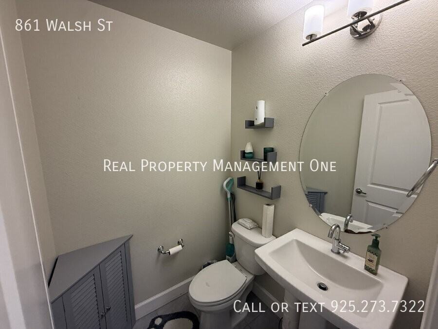 861 Walsh St - Photo 5 of 29