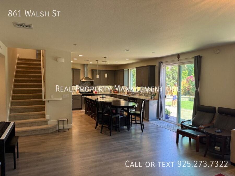 861 Walsh St - Photo 6 of 29