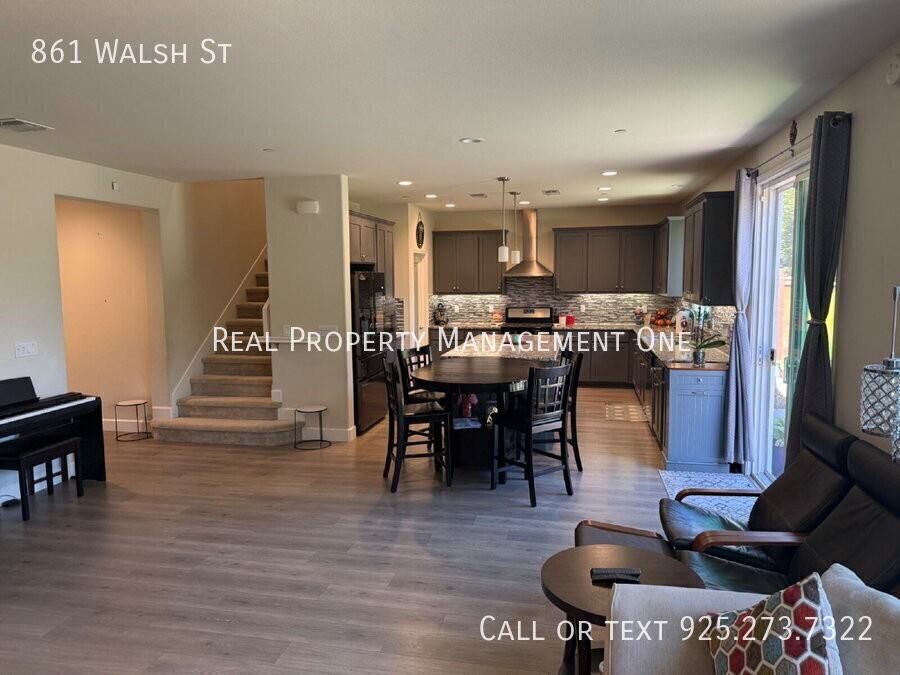 861 Walsh St - Photo 7 of 29