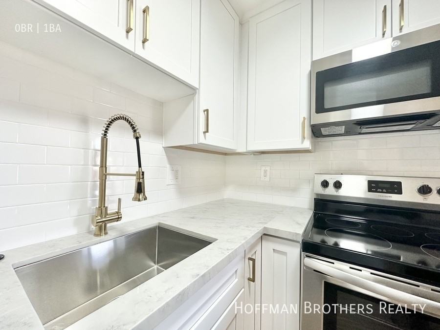 5111 Harold Way #205 - Photo 4 of 8