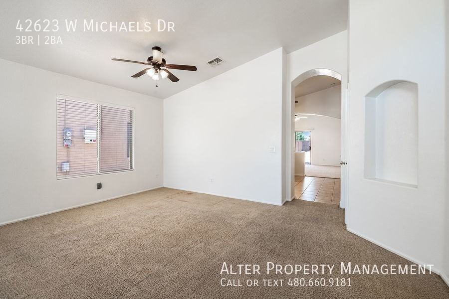 42623 W Michaels Dr - Photo 5 of 26