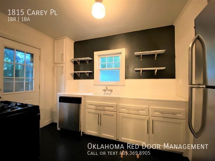 1815 Carey Pl - Photo 3 of 24