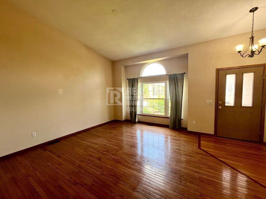 1313 Coolcrest Dr - Photo 4 of 31