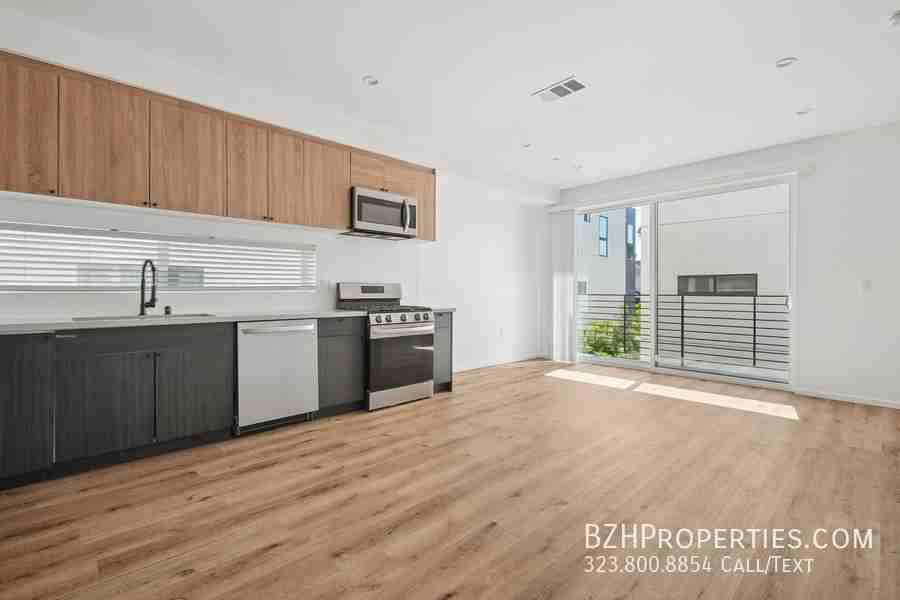 662 1/2 N Mariposa Ave - Photo 2 of 24