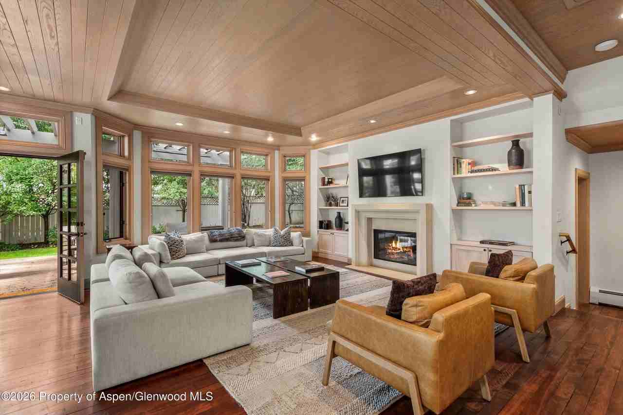 413 W Smuggler St - Photo 5 of 31