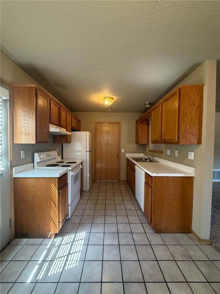 201 Se 6th St #A - Photo 2 of 7