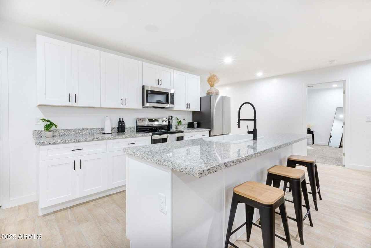 1821 W Hadley St - Photo 2 of 24