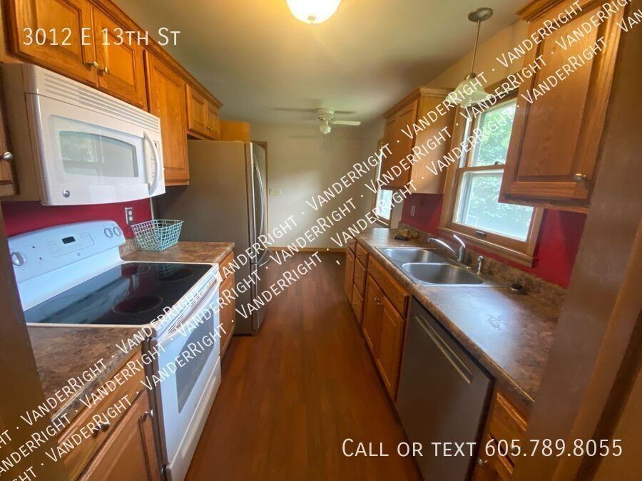 3012 E 13th St - Photo 3 of 21