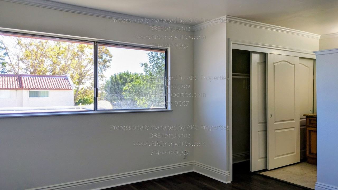 4800 Daroca Way - Photo 5 of 31