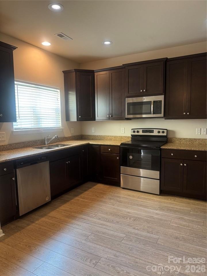 7118 Mclothian Ln - Photo 2 of 10