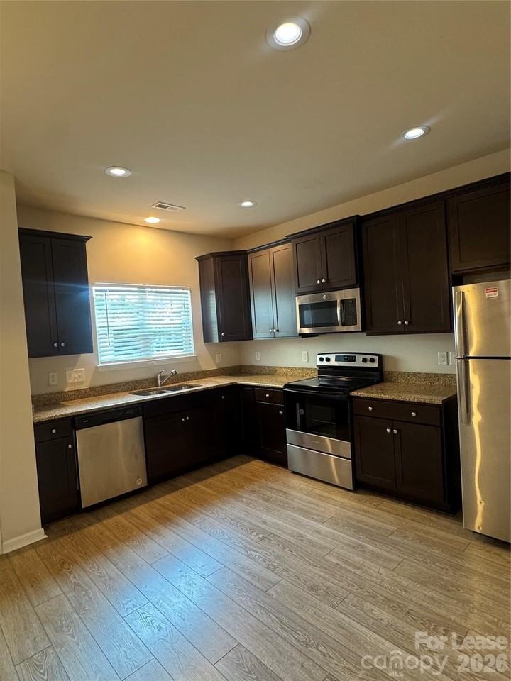 7118 Mclothian Ln - Photo 3 of 10