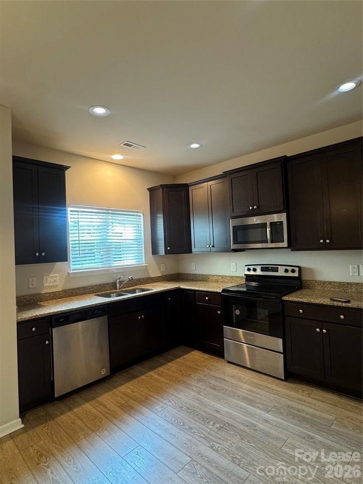 7118 Mclothian Ln - Photo 4 of 10