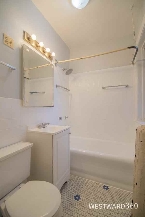 6055 N Ridge Ave #1 - Photo 4 of 15