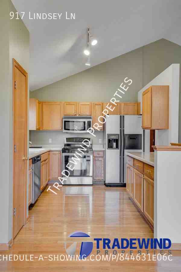 917 Lindsey Ln - Photo 2 of 31