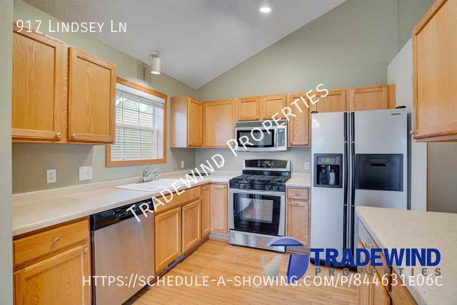 917 Lindsey Ln - Photo 3 of 31