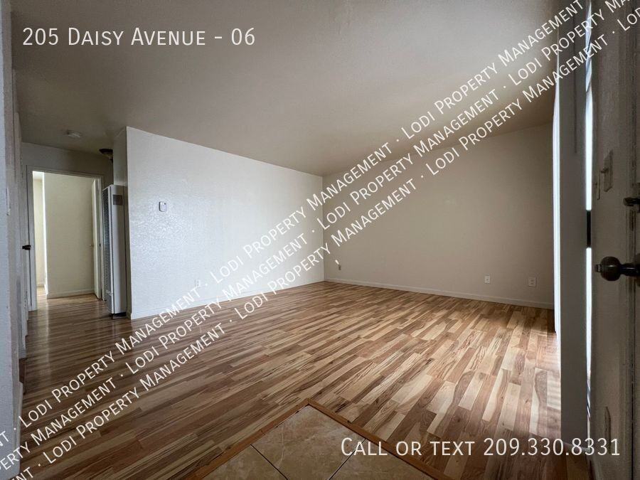 205 Daisy Ave #06 - Photo 2 of 17