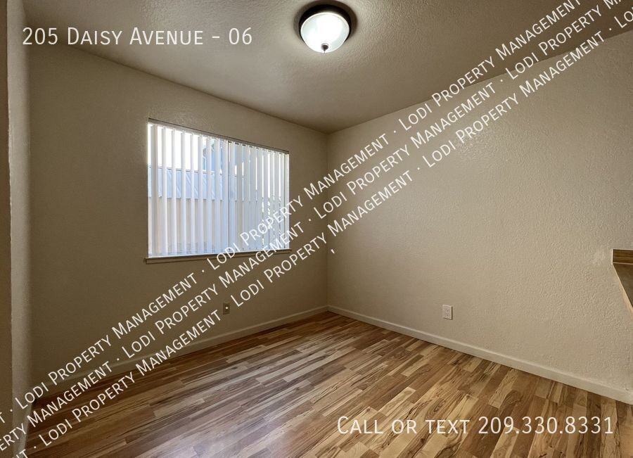 205 Daisy Ave #06 - Photo 4 of 17