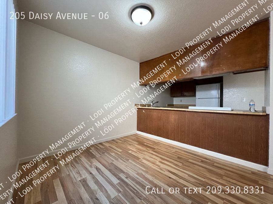 205 Daisy Ave #06 - Photo 5 of 17