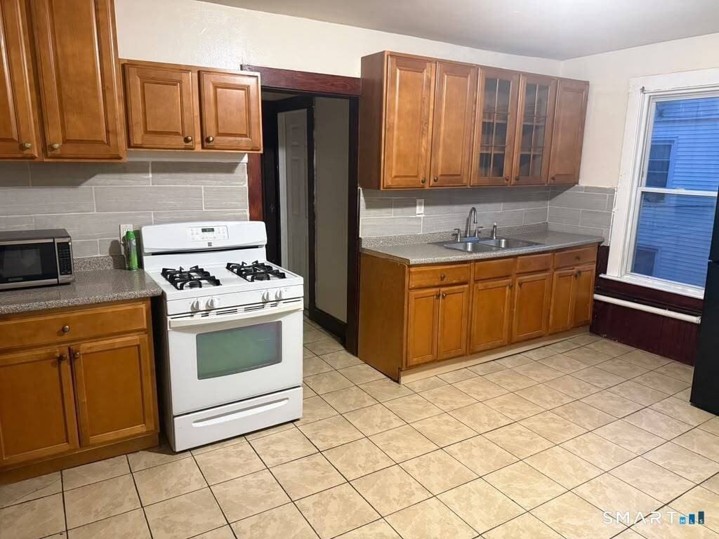 727 East St - Photo 3 of 11