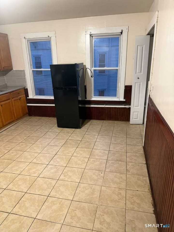 727 East St - Photo 4 of 11