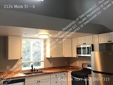 2124 Main St #6 - Photo 3 of 7