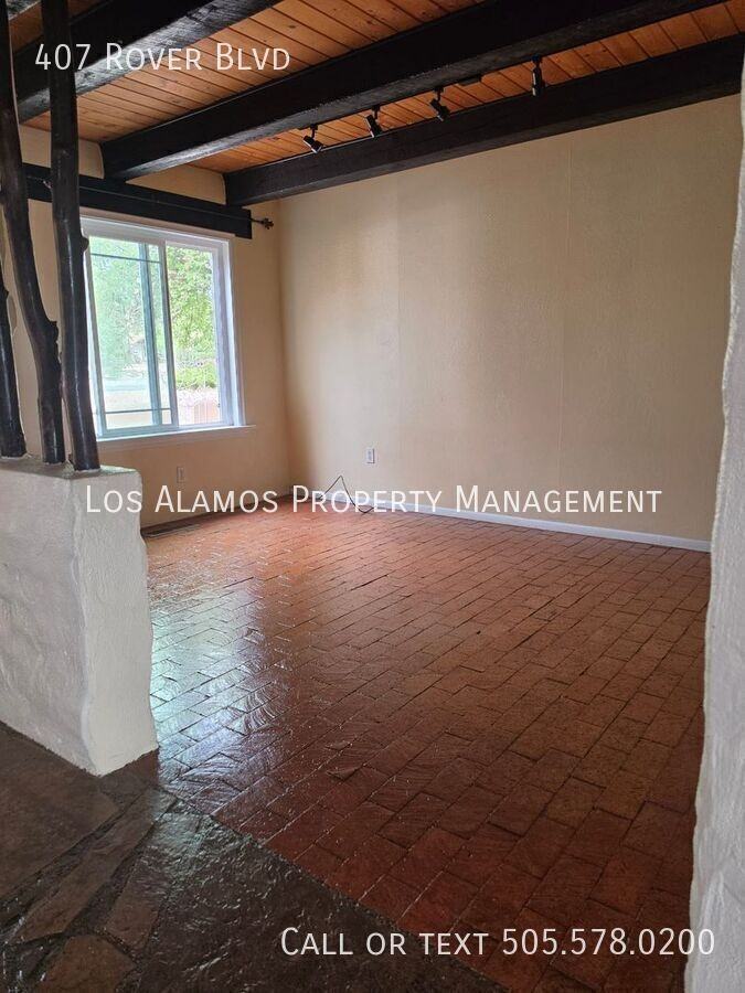 407 Rover Blvd - Photo 5 of 17
