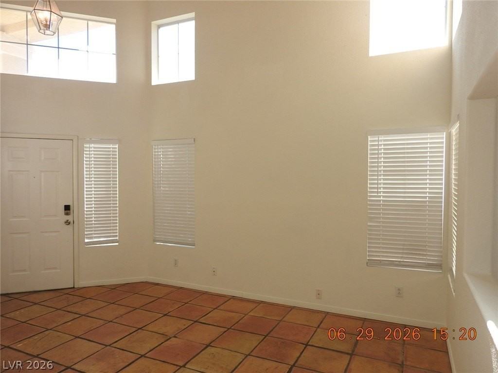 742 Endicott Ct - Photo 6 of 41