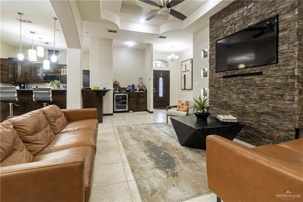 2504 Sevilla St - Photo 4 of 19