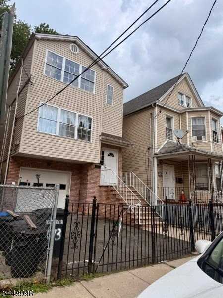 1073 Bond St - Photo 2 of 13