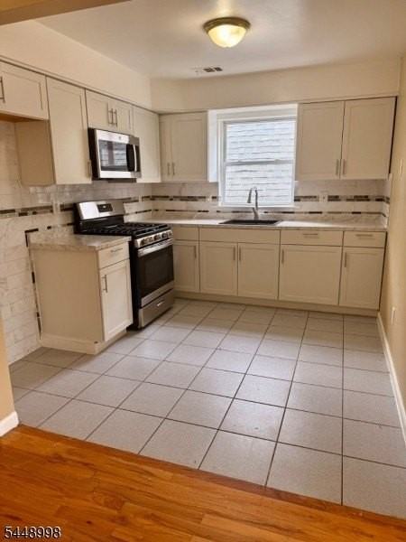 1073 Bond St - Photo 4 of 13