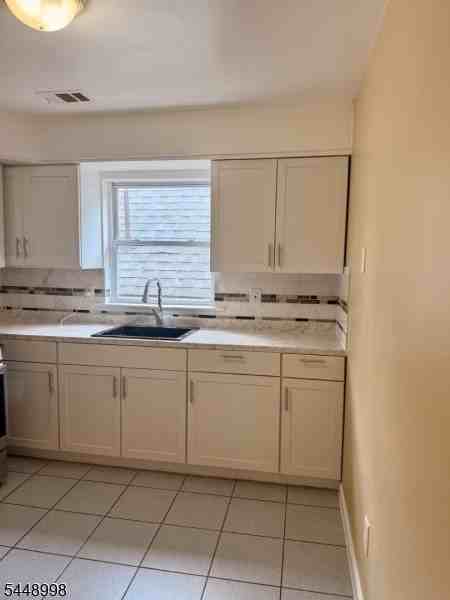 1073 Bond St - Photo 5 of 13