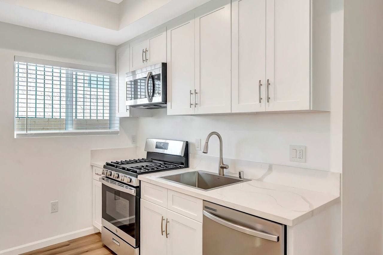 14527 Hartland St #11 - Photo 7 of 14