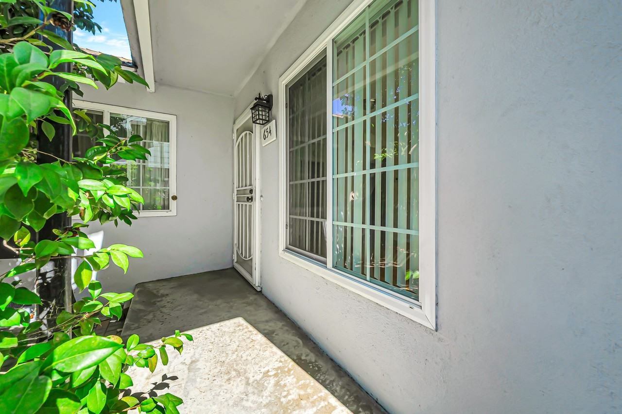 654 Patterson Ave - Photo 4 of 27