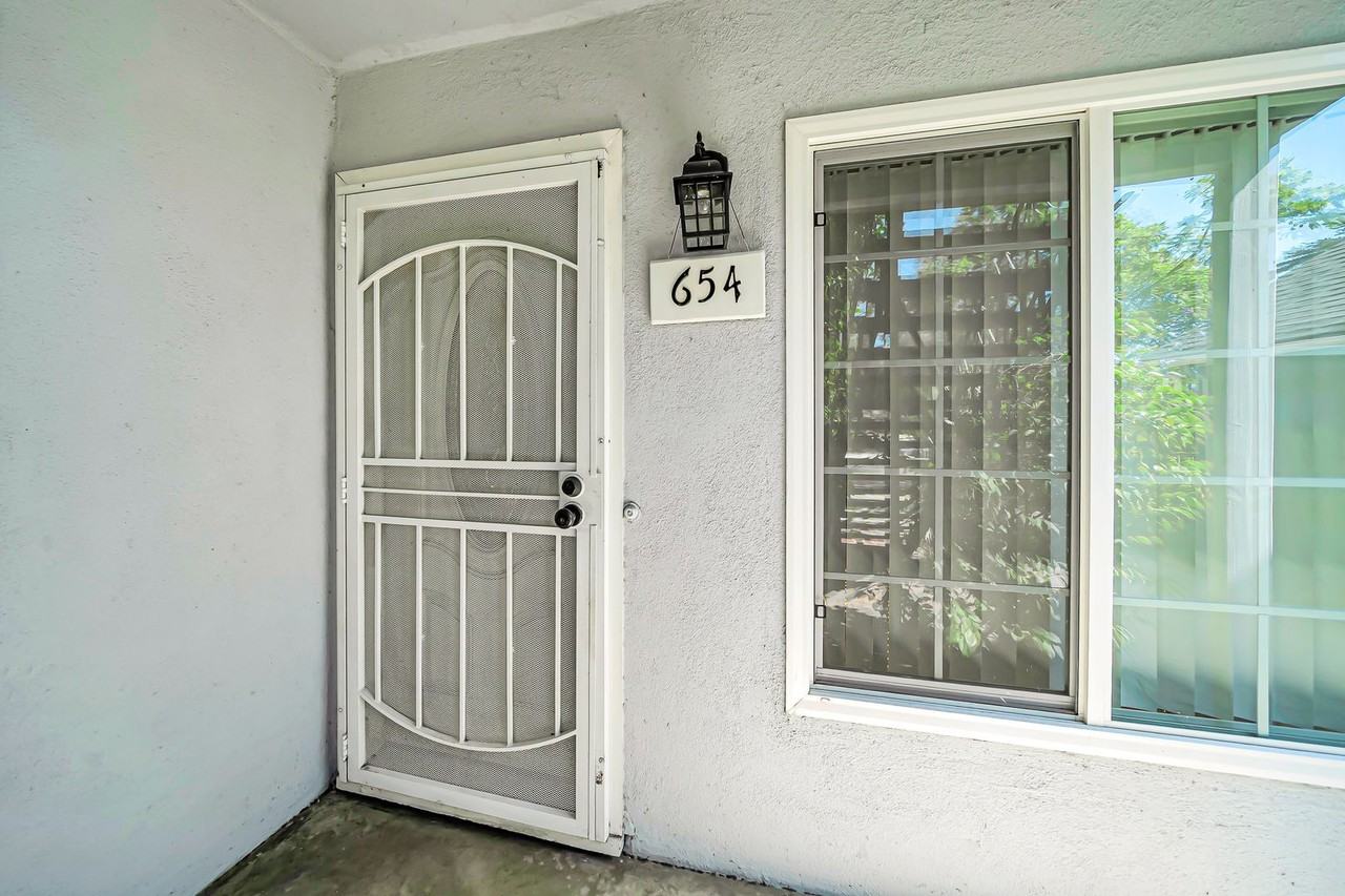 654 Patterson Ave - Photo 5 of 27